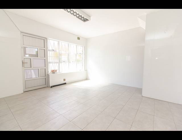 190M² BUILDING FOR SALE IN ARENA PARK